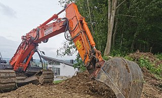 Der Bagger hat früher als beabsichtigt Fakten geschaffen: ein Walldurchbruch mit Baumrodung am Kunstrasenplatz hat die Grünen auf den Plan gerufen. - Sylvia Frevert Der Bagger hat früher als beabsichtigt Fakten geschaffen: ein Walldurchbruch mit Baumrodung am Kunstrasenplatz hat die Grünen auf den Plan gerufen. - Sylvia Frevert