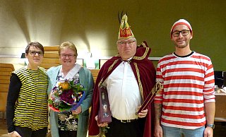 Alverdissen hat mit Bernd und Conny Düstersiek wieder ein würdiges Prinzenpaar, hier umrahmt von den Vereinsvorsitzenden Tamara Rose und Benjamin Quast. - Rudi Rudolph