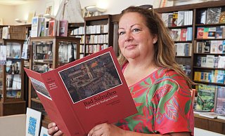 Am Sehnsuchtsort: Als studierte Historikerin liebt es Sabine Mirbach, im Buchladen zu stöbern. Vor allem das Traditionshaus Emil Maschke in der Brunnengasse hat es ihr angetan. - Andreas Barnekow Am Sehnsuchtsort: Als studierte Historikerin liebt es Sabine Mirbach, im Buchladen zu stöbern. Vor allem das Traditionshaus Emil Maschke in der Brunnengasse hat es ihr angetan. - Andreas Barnekow