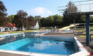 Still ruht der See, beziehungsweise das Schwimmbecken - und das wird wohl auch so bleiben. Die Sanierung des Eggebades wird so umfangreich, dass das Freibad dieses Jahr nich öffnen wird. - Dieter Asbrock