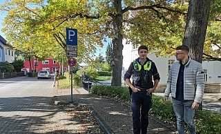 Überwachen ab Ende Oktober die Einhaltung der neuen Park-Vorschriften an der Grundschule in Bösingfeld: Bezirksbeamter Daniel Tiedge (links) und Ordnungsamtsleiter Marvin Rösch. - Sylvia Frevert