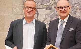 Bürgermeister Markus Baier (rechts) hat Arnd Oberscheven mit dem Lemgoer Stadtsiegel geehrt. - Stadt Lemgo