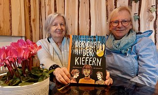 Annegret Kulms (links) und Bettina Hanke-Postma gehören zu dem Arbeitskreis, der sich in Schwalenberg um die Verlegung der Stolpersteine kümmert. Sie weisen auf die Lesung von Bianca Schaalburg aus ihrem Buch "Der Duft der Kiefern" hin. - Michaela Weiße Annegret Kulms (links) und Bettina Hanke-Postma gehören zu dem Arbeitskreis, der sich in Schwalenberg um die Verlegung der Stolpersteine kümmert. Sie weisen auf die Lesung von Bianca Schaalburg aus ihrem Buch "Der Duft der Kiefern" hin. - Michaela Weiße
