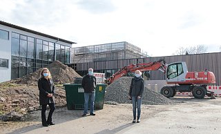 Bauamtleiterin Ewa Hermann (links) mit Architekt Andreas Deppe und Bauamtsmitarbeiterin Ute Seidemann vor dem Schulneubau. - Carolin Brokmann-F&ouml;rster