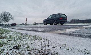 Die Lagesche Straße in Detmold ist trotz Schneefalls am Donnerstagmittag gut befahrbar. - Carolin Brokmann-Förster