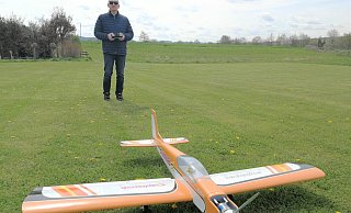 Dirk Vogel, 1. Vorsitzender des Modellflugclub Burgschwalbe, mit einem einfachen Elektromodell auf der Startbahn des Flugplatzes in Schwalenberg. - Freya Köhring