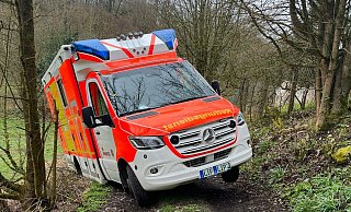Der Rettungswagen ist bei der Anfahrt zum Unglücksort in die Böschung gerutscht. - Feuerwehr Schlangen