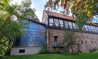 Es steht noch nicht viel fest, aber dieses schon: Die blaue Kapelle, einst ohnehin sehr umstritten, wird verschwinden. Stattdessen soll hier der neue Eingang ins künftige Burghotel entstehen. - Marianne Schwarzer