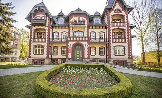 Das malerische Rathaus von Bad Kudowa. Hier wird die Hilfe für die Ukraine-Kriegsflüchtlinge koordiniert. - Bad Kudowa