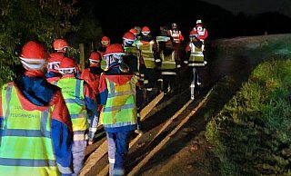Nächtliche Personensuchen mit Rettungshunden. - Jugendfeuerwehr Dörentrup Nächtliche Personensuchen mit Rettungshunden. - Jugendfeuerwehr Dörentrup