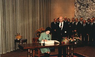 Auch in Lemgo trug sich die Queen ins Goldene Buch der Stadt ein. Rechts neben ihr der damalige Bürgermeister Reinhard Wilmbusse (1932-2014). Der einzige noch lebende Zeitzeuge, der auf dieser Aufnahme zu sehen ist, ist Karl-Heinz Richter (Bildmitte hinten, mit Bart). - Stadtarchiv Lemgo