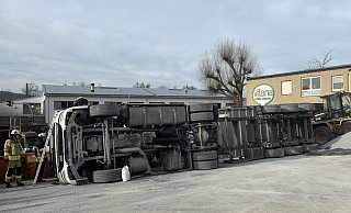 Der Sattelschlepper ist beim Abladen umgekippt. - Feuerwehr Detmold