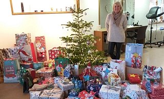 Simone Ongley neben dem Wunschweihnachtsbaum für das Westfälische Kinderdorf Lipperland in ihrem Friseursalon. - Westfälisches Kinderdorf Lipperland Simone Ongley neben dem Wunschweihnachtsbaum für das Westfälische Kinderdorf Lipperland in ihrem Friseursalon. - Westfälisches Kinderdorf Lipperland