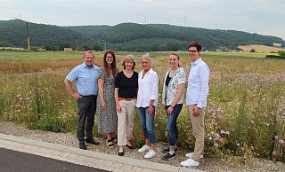 Hier im Gewerbegebiet Echternhagen soll der Elektrolyseur errichtet werden. Beim Projekt dabei sind (von links) Kalletals B&uuml;rgermeister Mario Hecker, Elisa Goldmann von der Fachhochschule des Mittelstands, Dr. Beatrix Wallberg, Dezernentin beim Kreis Herford, Ute Seidemann, Leiterin Sektorkopplung bei der Gemeinde Kalletal, Dorothea Streich f&uuml;r den Bereich Klimaschutz beim Kreis Herford zust&auml;ndig und Projektmanager Julius Rahlmeyer von der Gemeinde Kalletal. - Nadine Uphoff