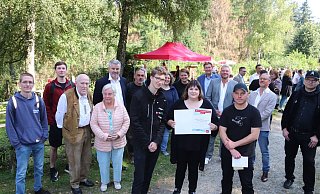 Nicht nur der Namensgeber Horst Steinkühler (3. von links), sondern zahlreiche Gäste der Preisverleihung gratulierten den jungen Leuten für ihre jahrzehntelange erfolgreiche Arbeit. Im Vordergrund (von links): Bastian Weller, Janiane Tappe und Christian Stüber. - Knut Dinter Nicht nur der Namensgeber Horst Steinkühler (3. von links), sondern zahlreiche Gäste der Preisverleihung gratulierten den jungen Leuten für ihre jahrzehntelange erfolgreiche Arbeit. Im Vordergrund (von links): Bastian Weller, Janiane Tappe und Christian Stüber. - Knut Dinter