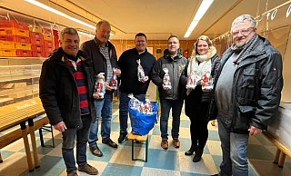 Am Weihnachtsstand der CDU: Jobst-Dieter Rodewald Tölle, Willi Düwel, Daniel Düwel, Sven Logermann, Steffi Kneese und Michael Keil (von links) - CDU Barntrup