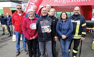So sehen Sieger aus: (von links) Gerd Krumbach, Nadine Blobel, Hans-Jürgen Klemm, Horst Böger, Matthias Biere, Deborah Barke, Claudia und Andreas Jakoby. - Hajo Gärtner