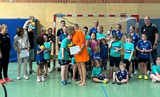 Ein emotionaler Moment: Die Soroptimistinnen Sonnja Wehning (Bildmitte) und Stefani Quentell (Zweite von links) übergeben den Spendenscheck, die "Super Kidz" bedanken sich mit Blumen und Umarmungen. - Sporoptimist Club Detmold Ein emotionaler Moment: Die Soroptimistinnen Sonnja Wehning (Bildmitte) und Stefani Quentell (Zweite von links) übergeben den Spendenscheck, die "Super Kidz" bedanken sich mit Blumen und Umarmungen. - Sporoptimist Club Detmold