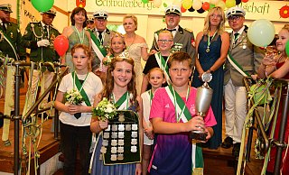 Das neue Königspaar Franziska und Marvin Prax, dahinter von links Luisa Stanizek, Luisa Söder, Emilia Stanizek und Mats Mühl. Im Hintergrund freut sich der "große" Thron - Nicole Ellerbrake