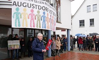 "Augustdorf ist bunt". Bürgermeister Thomas Katzer ist stolz darauf, das 68 Nationen in Augustdorf freidlich zusammenleben und sich kulturell bereichern. - Thomas Krügler