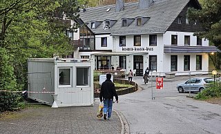 Während des Ramadan, der am 10. März begann, haben gläubige Muslime tagsüber gefastet. Die Essens- und Mahlzeiten wurden in der Notunterkunft angepasst. Generell liefert ein Caterer das Essen. Dass die Bewohner die Möglichkeit hätten, auch mal in einer separaten Küche selber zu kochen, ist ein Thema. - Astrid Sewing Während des Ramadan, der am 10. März begann, haben gläubige Muslime tagsüber gefastet. Die Essens- und Mahlzeiten wurden in der Notunterkunft angepasst. Generell liefert ein Caterer das Essen. Dass die Bewohner die Möglichkeit hätten, auch mal in einer separaten Küche selber zu kochen, ist ein Thema. - Astrid Sewing