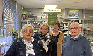 Wilma Lehmann (links) und ihr Mann Hans erinnern sich an schöne Zeiten in ihrem Laden, Mitarbeiterin Rosi Wischnewski (hinten rechts) hat 45 Jahre lang Kunden bedient. Lehmanns Tochter Andrea Hausstätter (hinten links) wird ihr Reisebüro weiterhin betreiben. Hund Milo ist der Top-Berater für Pfötchen-Hotels. - Silke Buhrmester Wilma Lehmann (links) und ihr Mann Hans erinnern sich an schöne Zeiten in ihrem Laden, Mitarbeiterin Rosi Wischnewski (hinten rechts) hat 45 Jahre lang Kunden bedient. Lehmanns Tochter Andrea Hausstätter (hinten links) wird ihr Reisebüro weiterhin betreiben. Hund Milo ist der Top-Berater für Pfötchen-Hotels. - Silke Buhrmester