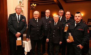 Sie haben sich um die Feuerwehr verdient gemacht: Jürgen Fillies (von links), Wilfried Reineke, Dieter Fillies und Heinz Prüssner, Alfred Kuhlmann, Kai Stotzka und Christian S. - Knut Dinter Sie haben sich um die Feuerwehr verdient gemacht: Jürgen Fillies (von links), Wilfried Reineke, Dieter Fillies und Heinz Prüssner, Alfred Kuhlmann, Kai Stotzka und Christian S. - Knut Dinter