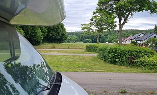 Vorn auf dem Parkplatz oberhalb des Freibades Schieder parkt ein Wohnmobil. Von hier wird allerdings von dem neuen Womopark nichts zu sehen sein, denn der soll ganz im hinteren Ende der Grünfläche entstehen. Vorn kommt ein Grünstreifen, in dem vereinzelt Wohnfässer und andere Glamping-Behausungen stehen sollen. - Marianne Schwarzer(LZ) Vorn auf dem Parkplatz oberhalb des Freibades Schieder parkt ein Wohnmobil. Von hier wird allerdings von dem neuen Womopark nichts zu sehen sein, denn der soll ganz im hinteren Ende der Grünfläche entstehen. Vorn kommt ein Grünstreifen, in dem vereinzelt Wohnfässer und andere Glamping-Behausungen stehen sollen. - Marianne Schwarzer(LZ)