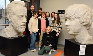 Kunstlehrer Christoph Greune (stehend, von links) mit den Kunstkurs-Teilnehmern Charlotte Loges, Tim Meier-Krumsiek, Niko Seifert, Hanna Möller, Nike Berghammer und Sina Wöhler sowie Carys Hilton (vorne kniend) neben den riesigen Skulpturen. - Karin Prignitz Kunstlehrer Christoph Greune (stehend, von links) mit den Kunstkurs-Teilnehmern Charlotte Loges, Tim Meier-Krumsiek, Niko Seifert, Hanna Möller, Nike Berghammer und Sina Wöhler sowie Carys Hilton (vorne kniend) neben den riesigen Skulpturen. - Karin Prignitz