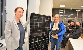 Grünen-Sprecherin Susan Tschirschke und Referent Andreas Jäger aus Gütersloh neben einer Mini-Solaranlage. Foto: Karin Prignitz - Karin Prignitz Grünen-Sprecherin Susan Tschirschke und Referent Andreas Jäger aus Gütersloh neben einer Mini-Solaranlage. Foto: Karin Prignitz - Karin Prignitz