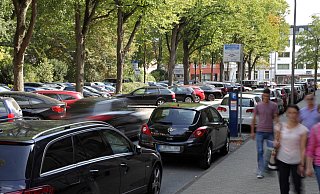 Parken am Kaiser-Wilhelm-Platz: Auch das wird sich über kurz oder lang verändern. Ingsesamt gibt es weniger Stellflächen im Zentrum. Ein Konzept soll das nun aufarbeiten. - Archivfoto: Bernhard Preuss Parken am Kaiser-Wilhelm-Platz: Auch das wird sich über kurz oder lang verändern. Ingsesamt gibt es weniger Stellflächen im Zentrum. Ein Konzept soll das nun aufarbeiten. - Archivfoto: Bernhard Preuss