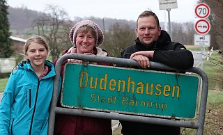 Konnten im Zuge der Flurbereinigung vor ein paar Jahren Dudenhausen und somit NRW um 3353 Quadratmeter vergrößern und Land von Niedersachsen kaufen: Hanna, Katrin und Frank Noltemeier. - Axel Bürger