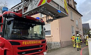 Vor dem Mehrfamilienhaus in der Baumstraße steht die Drehleiter der hauptamtlichen Kräfte der Salzufler Wehr. Im zweiten Obergeschoss war es zu einem Küchenbrand gekommen. - Daniel Hobein / Feuerwehr Bad Salzuflen