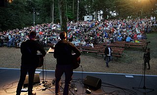 Eine junge Band steht auf der Bühne und spielt bei einem Hutkonzert vor großem Publikum. - Landesverband Lippe Eine junge Band steht auf der Bühne und spielt bei einem Hutkonzert vor großem Publikum. - Landesverband Lippe