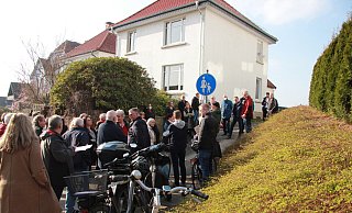 Der Andrang war groß beim Ortstermin am Pöstenweg. Jetzt könnte es eine Alternative für die schmale Zufahrt geben. - Katrin Kantelberg