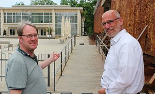 Martin Rieke (links) und Michael Sasse vom Salzufler Kur- und Touristik-Verein möchten, dass die Flächen im Kurpark weiterhin rauchfrei bleiben. - Verein Kur und Touristik