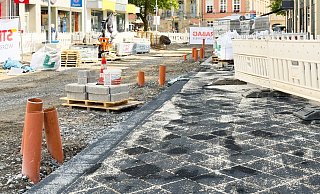 Die Pflasterarbeiten auf der Langen Straße haben begonnen. Noch sind die hellen Steine an vielen Stellen mit dem dunklen Füllmaterial übersät, das in die Fugen eingearbeitet wird. - Raphael Bartling