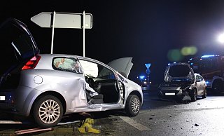 Die Feuerwehr Bad Salzuflen musste die Beifahrerin des Fiats nach dem Unfall mit schwerem Gerät aus dem Wagen befreien. - Daniel Hobein / Feuerwehr Bad Salzuflen Die Feuerwehr Bad Salzuflen musste die Beifahrerin des Fiats nach dem Unfall mit schwerem Gerät aus dem Wagen befreien. - Daniel Hobein / Feuerwehr Bad Salzuflen