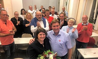 Jürgen Berghahn (hier mit der SPD-Kreisvorsitzenden Ellen Stock), holt sich das Direktmandat im Wahlkreis 135. - Martin Hostert