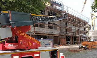 Die Feuerwehr Steinheim birgt in der Marktstraße am 13. September einen jungen Arbeiter. Jetzt ist der Dachdecker aus Blomberg verstorben. - Feuerwehr Steinheim