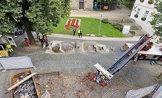Per Drehleiter wird die verunglückte Person aus der zweiten Etage geborgen. - Feuerwehr Steinheim