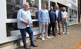 Freuen sich über die mithilfe von Fördermitteln frisch sanierte Fassade des Hauses 42 in der Mittelstraße: (von links) Eigentümer Thomas Gerber, Marvin Rösch von der Gemeinde Extertal, Friseur Rodi Anez, Bürgermeister Frank Meier und Friseur Riwan Anez. - Nadine Uphoff Freuen sich über die mithilfe von Fördermitteln frisch sanierte Fassade des Hauses 42 in der Mittelstraße: (von links) Eigentümer Thomas Gerber, Marvin Rösch von der Gemeinde Extertal, Friseur Rodi Anez, Bürgermeister Frank Meier und Friseur Riwan Anez. - Nadine Uphoff