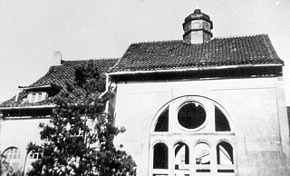 Südseite der Synagoge nach der Zerstörung von 1938. Die Scheiben sind noch zertrümmert. Das Foto stammt aus dem Frühjahr 1939. - Archiv Gemeinde Extertal Südseite der Synagoge nach der Zerstörung von 1938. Die Scheiben sind noch zertrümmert. Das Foto stammt aus dem Frühjahr 1939. - Archiv Gemeinde Extertal