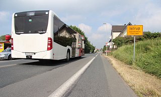 Die Ostwestfalenstraße in Istrup ist nach einem Unfall am Freitagmorgen gesperrt. - Seda Hagemann