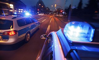 Streifenwagen eilten hinter dem Kleinwagen her, der von der Autobahn nach Bielefeld raste und wieder hinaus. - Jens Reichenbach Streifenwagen eilten hinter dem Kleinwagen her, der von der Autobahn nach Bielefeld raste und wieder hinaus. - Jens Reichenbach