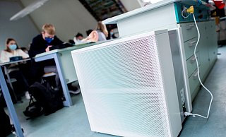 Solch eine Lüftungsanlage (Beispiel), möchte eine Elterninitiative gerne für die Grundschule Bösingfeld anschaffen lassen. Doch die Politik lehnt den Antrag ab.  - Symbolfoto: Hauke-Christian Dittrich/dpa