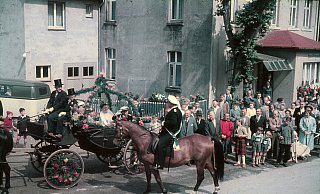 Das erste Fest nach dem Krieg: Die Majestäten Elsbeth und Fritz Schröder nehmen 1957 in der Kutsche die Grüße ihrer Siekholzer Untergebenen entgegen. - Fotorechte: Schützenverein Siekholz