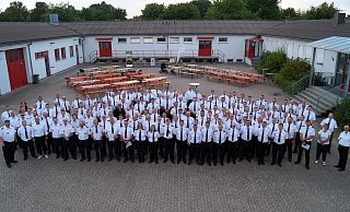 Die Einsatzkräfte der lippischen Feuerwehren erhalten die der Feuerwehr- und Katastrophenschutz Einsatzmedaille des Landes NRW für Ihren Einsatz im Hochwassergebiet. - Kevin Elliott