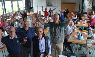 Freude &uuml;ber Neustart: Drei Dutzend Macher und Mitmacher des Netzwerkes Leopoldsh&ouml;he trafen sich am Samstag zum ersten Netzwerkfr&uuml;hst&uuml;ck seit 17 Monaten. Alfred Pietzner (vorne, v.l.). Gerd Wolter, Friedrich Br&uuml;ntrup und Detlev Gadow hatten dazu eingeladen. - Sibylle Kemna