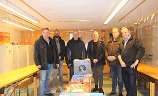 Spendenübergabe: Pfarrer Michael Keil, Christoph Schlüter, Werner Westphal, Klaus Meier, Michael Schoppe und Matthias Müller im Ausgaberaum der Ausgabestelle Barntrup (von links). - Reformierte Kirchengemeinde Barntrup Spendenübergabe: Pfarrer Michael Keil, Christoph Schlüter, Werner Westphal, Klaus Meier, Michael Schoppe und Matthias Müller im Ausgaberaum der Ausgabestelle Barntrup (von links). - Reformierte Kirchengemeinde Barntrup